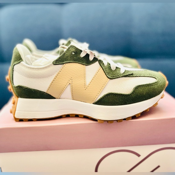 New Balance 327 RARE Womens Casual Sneakers Shoes White Green Tan size 6 - Picture 3 of 16